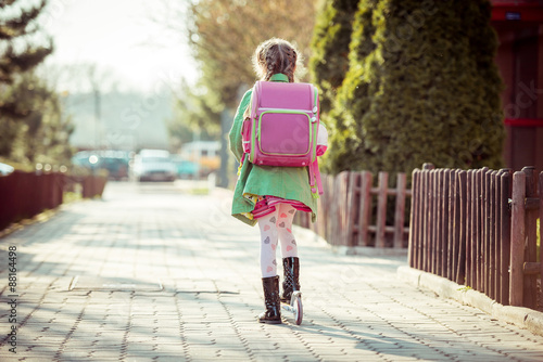 girl goes to school © tan4ikk