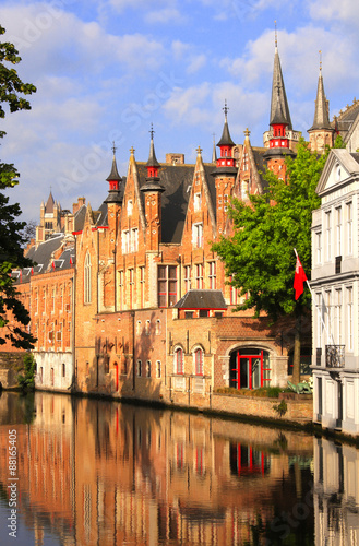 Fototapeta Naklejka Na Ścianę i Meble -  Medieval buildings along a canal in Bruges, Belgium