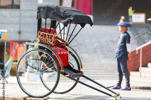 Obraz na plátně Japanese rickshaw man awaiting for the customers. Nagasaki