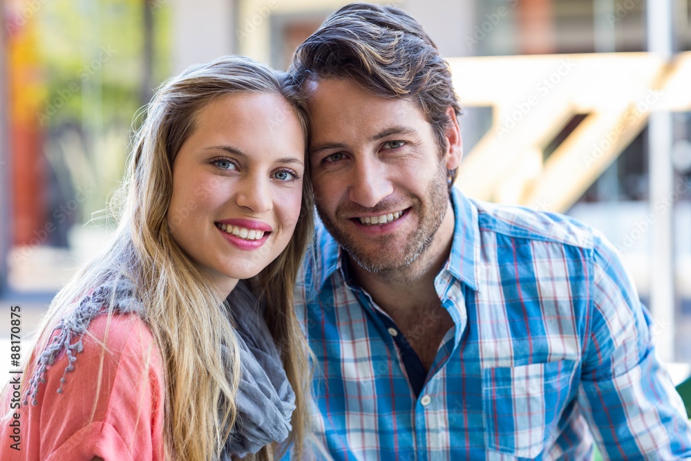 Naklejka premium Smiling couple having tea in a cafe