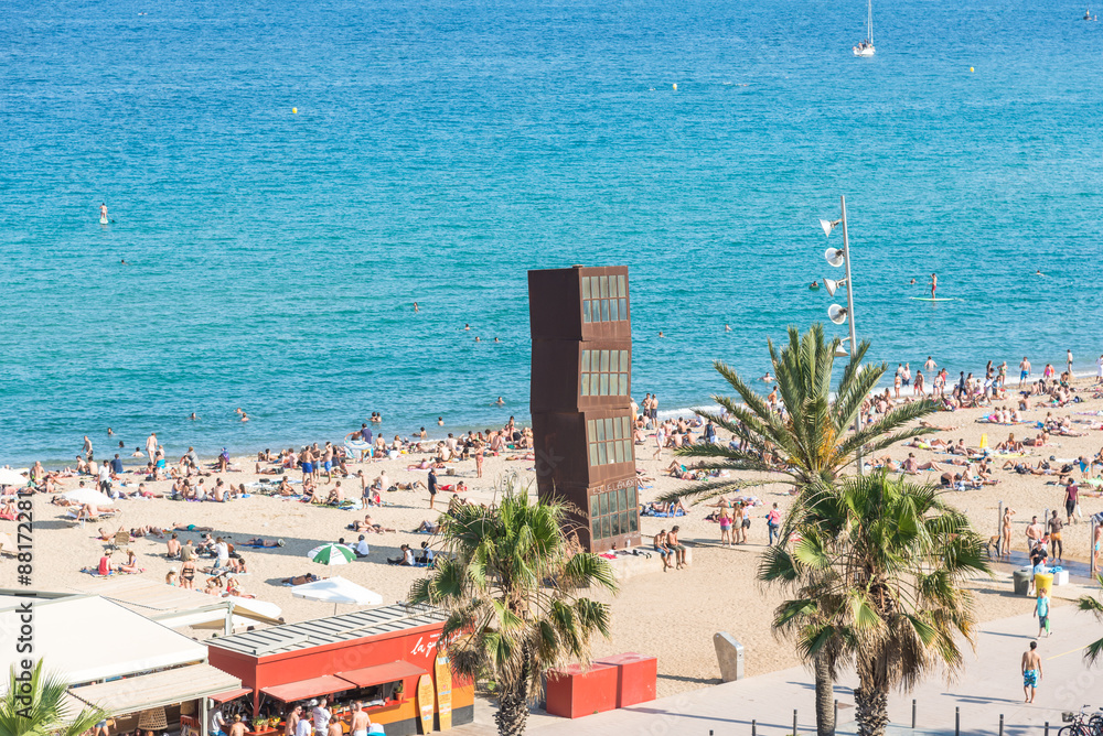 Fototapeta premium Rzeźba L'Estel Ferit w Barcelonecie. Plaża jest bardzo popularna wśród młodych turystów odwiedzających Barcelonę. Plaża znajduje się blisko śródmieścia i jest bardzo znana