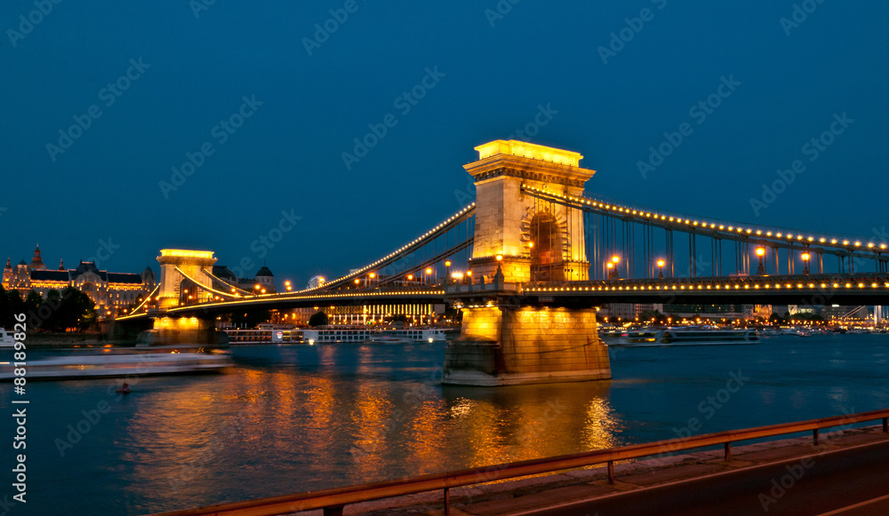 Fototapeta premium View of the famous chain bridge in Budapest at night.