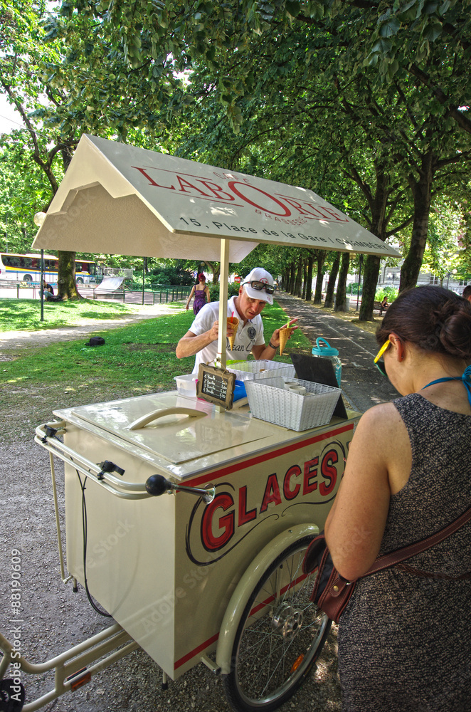 velo triporteur marchand de glaces Stock Photo Adobe Stock