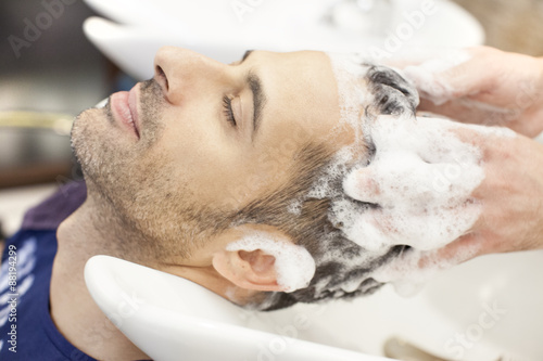 Fotografie Massaggio cutaneo durante uno shampoo