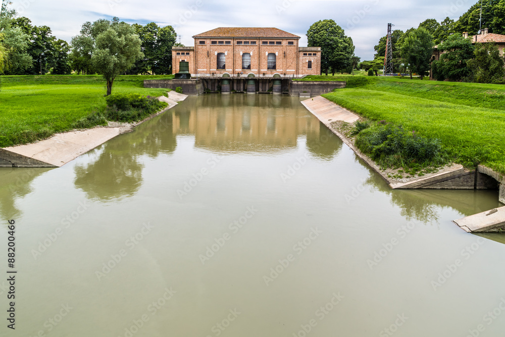 Obraz premium Ancient dewatering pump in sluice