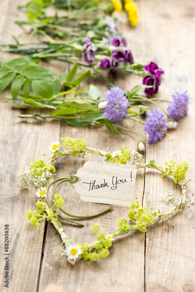Blumen mit Dekoration und Anhänger: Thank You!