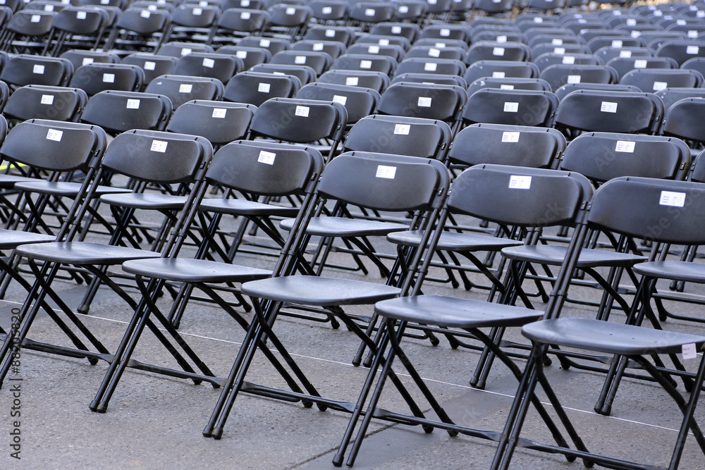 Naklejka premium Leere Stuhlreihen vor Beginn eines Open Air Konzerts
