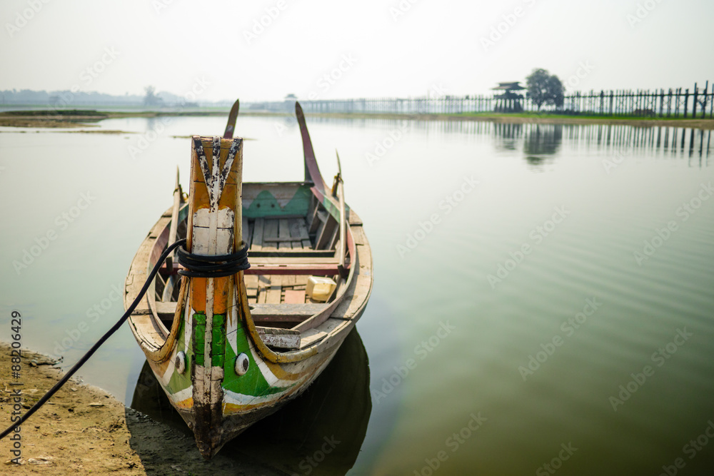 Obraz premium Boat at U Bein Bridge