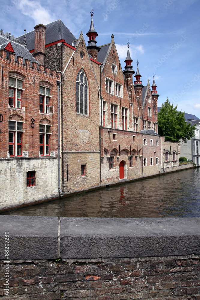 historische backsteinhäuser am kanal