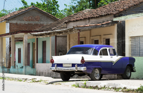 HDR Kuba Ansicht eines blauen amerikanischen Oldtimers vor einem Haus photo