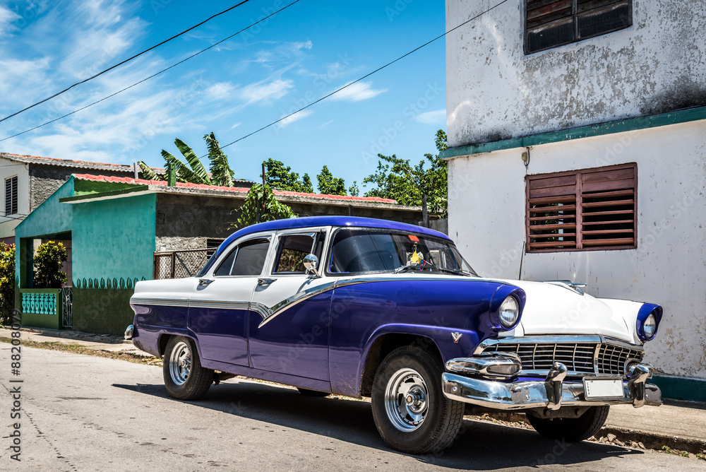 HDR Kuba Ansicht eines parkenden blauen amerikanischen Oldtimers