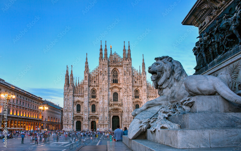 Naklejka premium Piazza del Duomo w Mediolanie