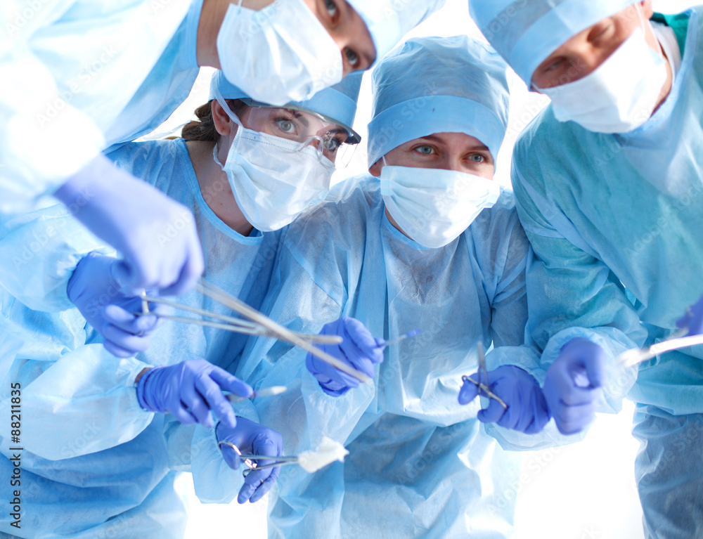 © lenetsnikolai - Team surgeon at work in operating room
