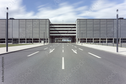 Parkhaus / Ein Parkhaus am Berliner Flughafen Berlin Schönefeld,  BER