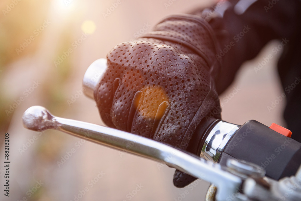 Fototapeta premium ochronne rękawiczki motocyklowe na kole motocykla