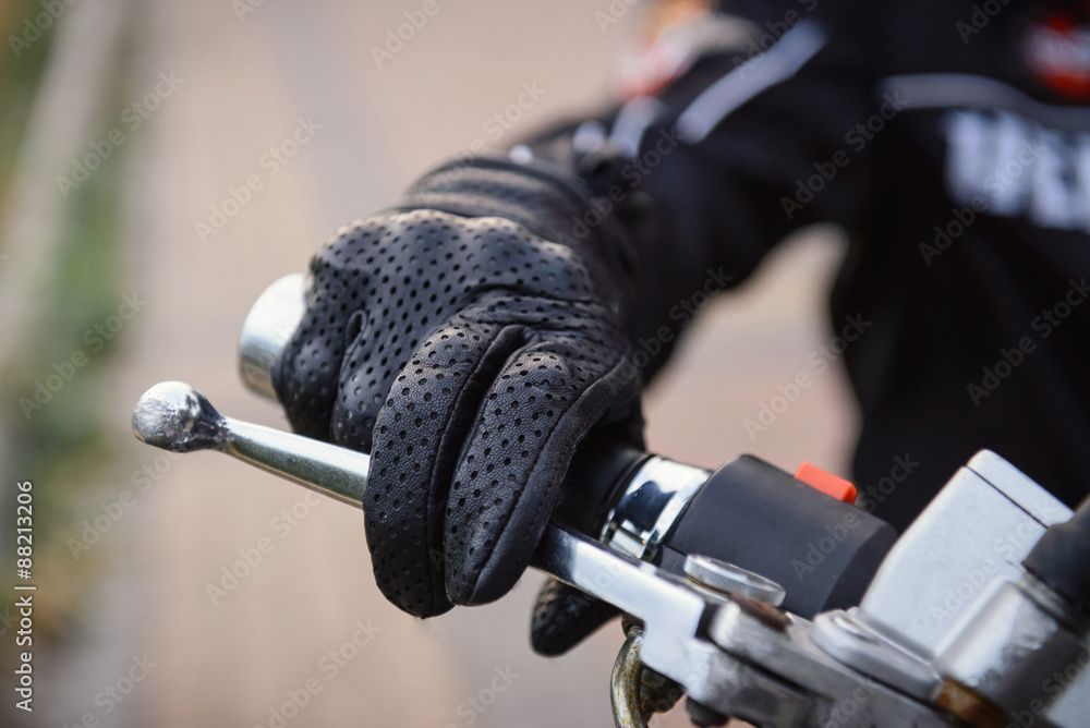 Fototapeta premium ochronne rękawiczki motocyklowe na kole motocyklowym