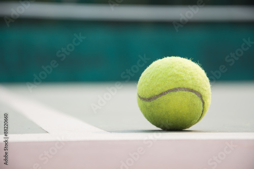 tennis ball on the court © topntp