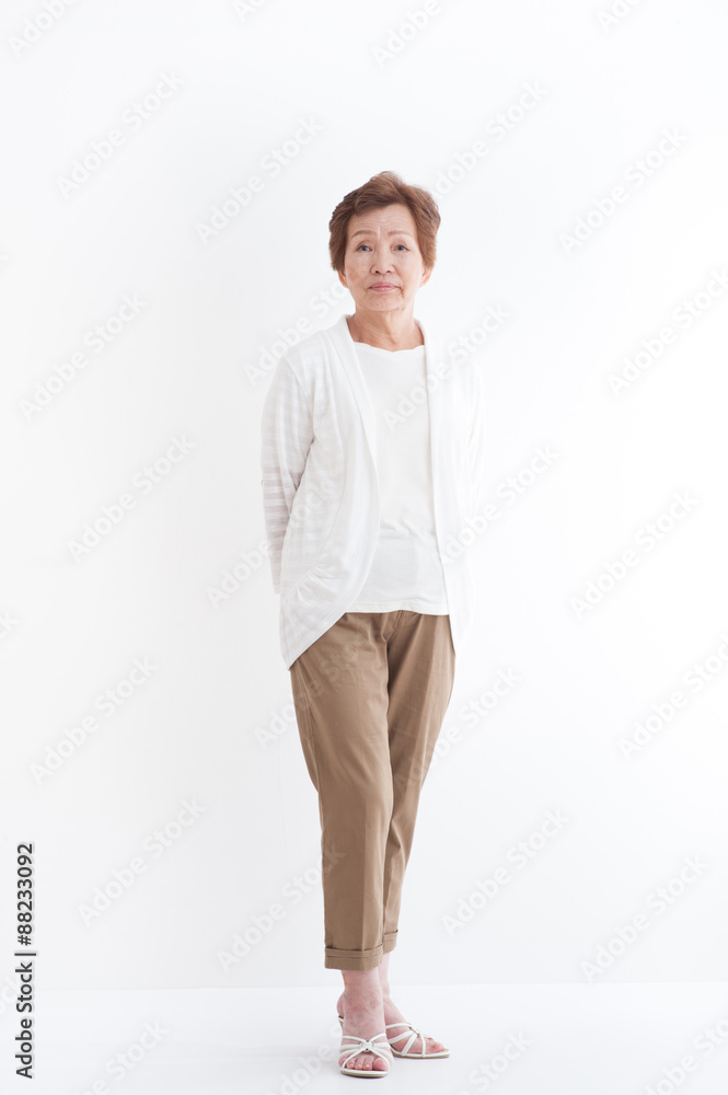 スタジオで撮影したシニアの女性の全身ポーズ スタジオで撮影したシニアの女性の全身ポーズ