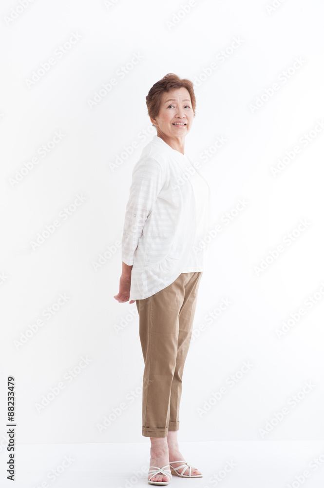 スタジオで撮影したシニアの女性の全身ポーズ Stock Photo Adobe Stock スタジオで撮影したシニアの女性の全身ポーズ Stock Photo Adobe Stock