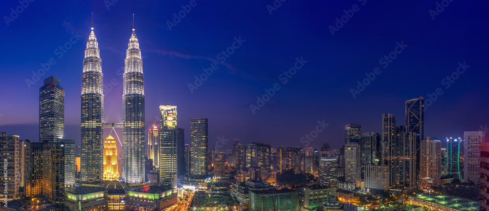 Fototapeta premium Petrona Towers i Blue Hour