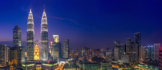 Tableau sur plexiglas Kuala Lumpur Tours Petronas heure bleue reflets de nuit  © lhboucault