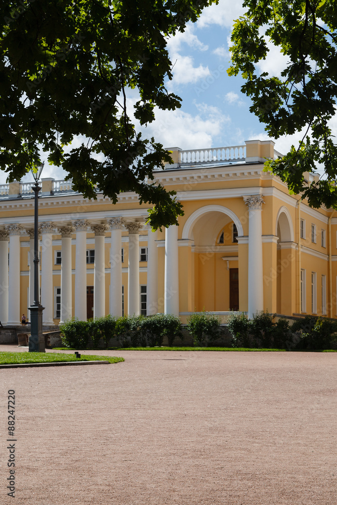 Obraz premium Classical palace with two rows of columns 