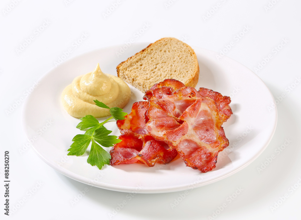 Crispy bacon with bread and mustard
