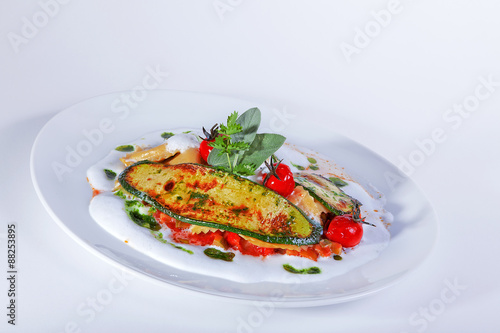 Ravioli mit Grillgemüse auf Trüffelölschaum mit Tomaten Nahaufnahme