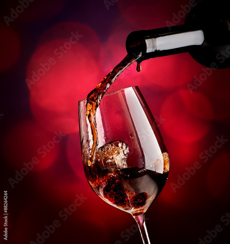 Obraz na płótnie Wine on vinous background w salonie