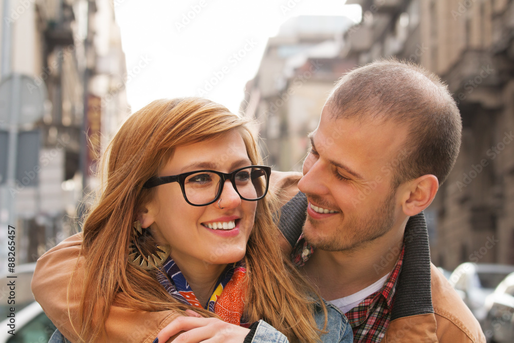 Naklejka premium Couple enjoying outdoors in a urban surroundings.