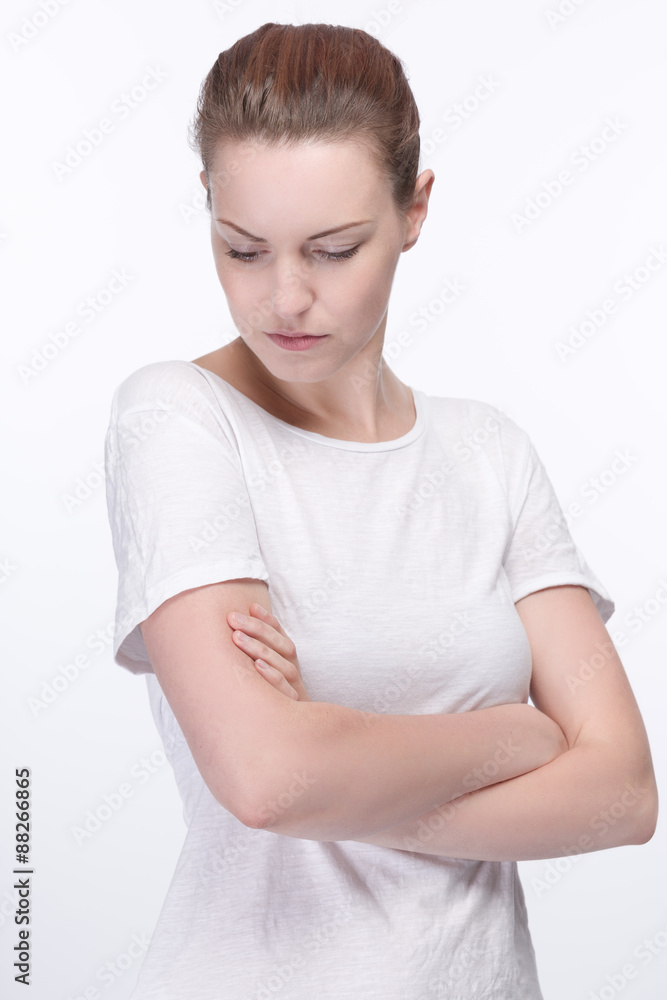Junge hübsche Frau im weissen Shirt und verschränkten Armen Junge hübsche Frau im weissen Shirt und verschränkten Armen