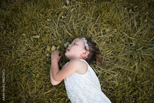 草原で寝転ぶ女の子