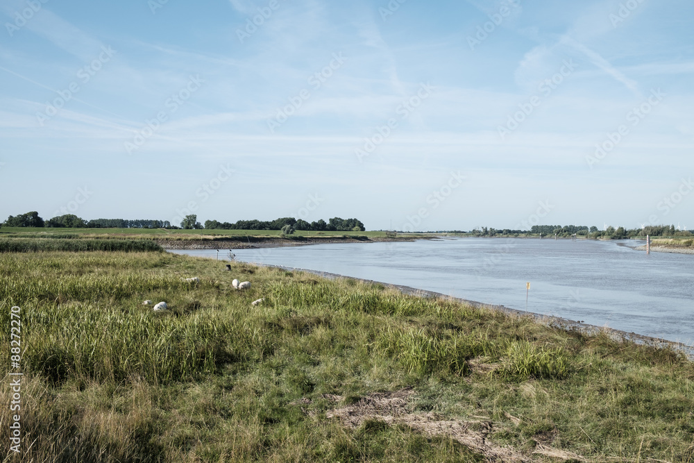 Landschaften in Ostfriesland, die Ems in Leer