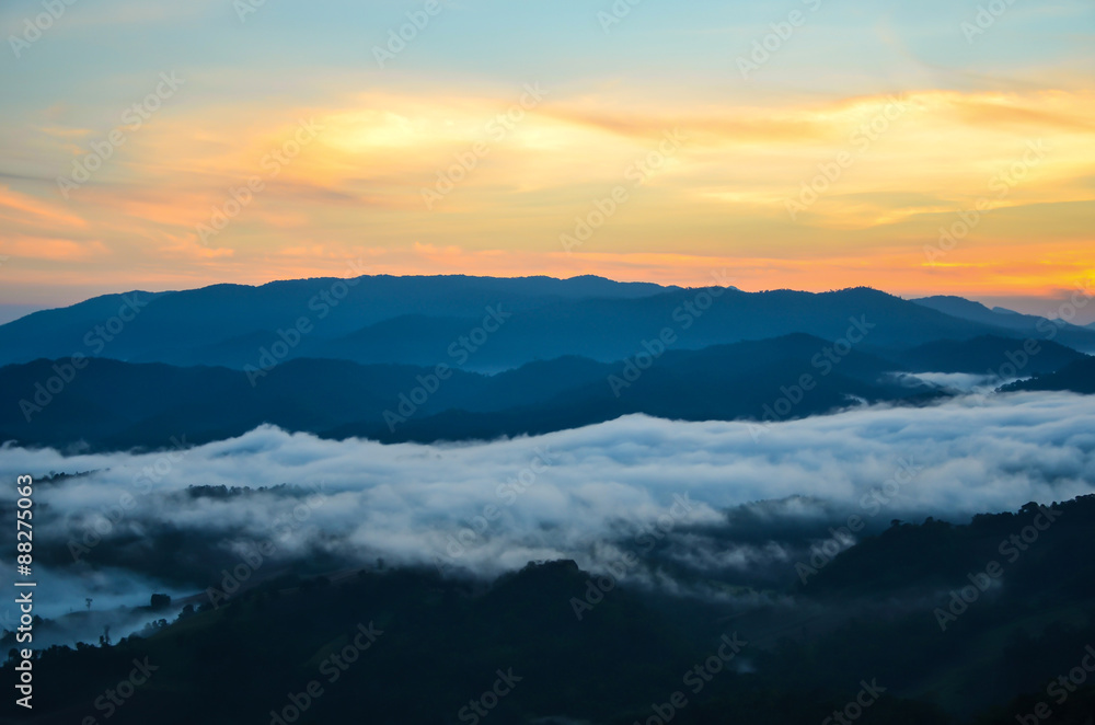 Obraz premium Evening landscape in late summer with sunshine