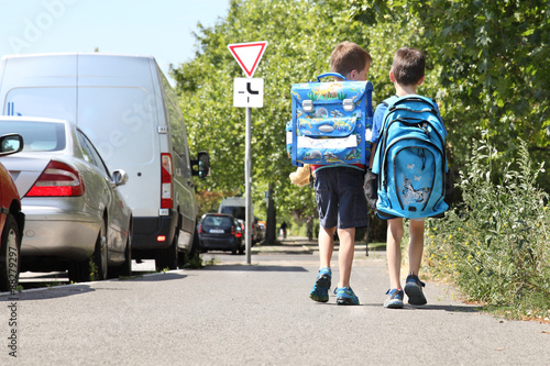 zwei Kinder auf dem Weg zur Schule