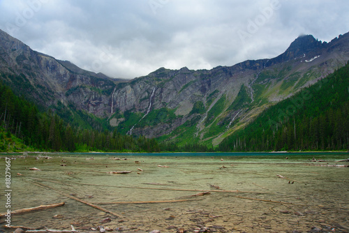 wide angle of Avalanche lake in cloudy day, Glacier National par photo