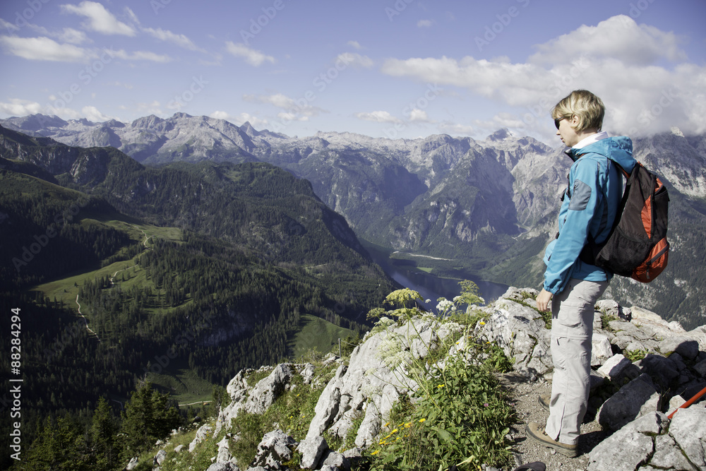 Naklejka premium Frau blickt vom Jenner in Berchtesgaden