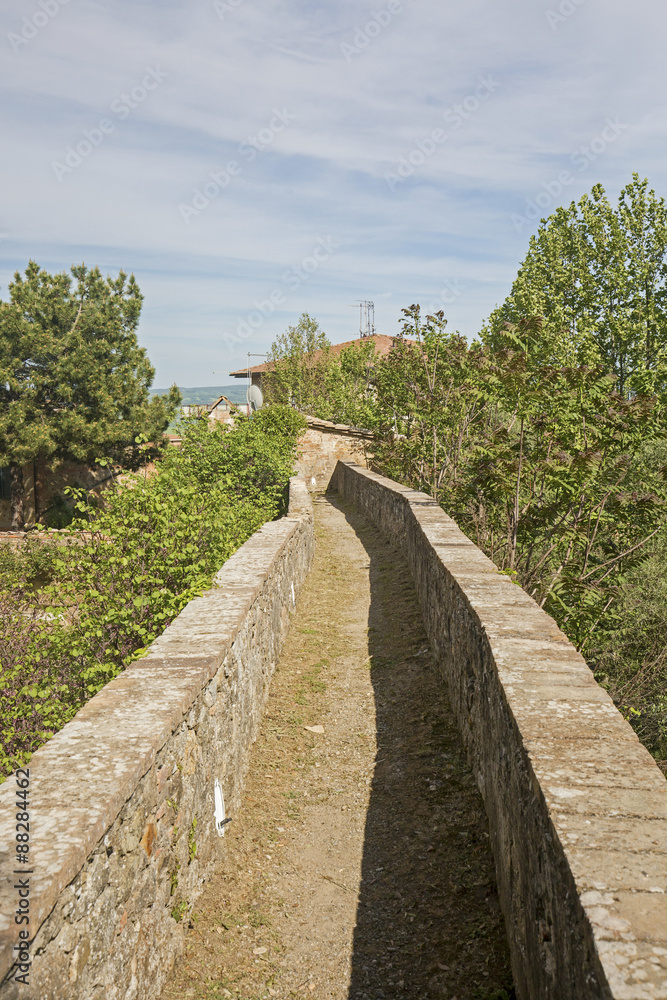 Stadtmauer in San quirico d'Orcia