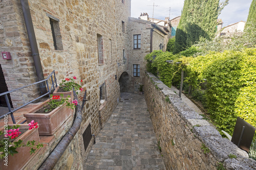 Gasse in San quirico d'Orcia photo