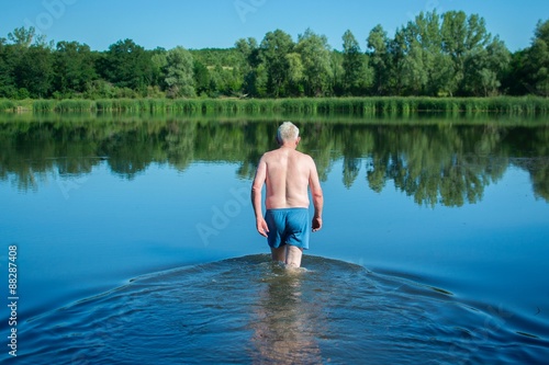 Мужик заходит в воду