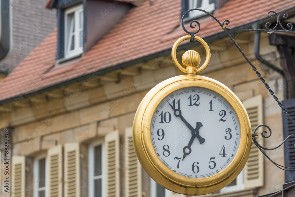 Goldene Uhr - Hausschmuck in Altstadt