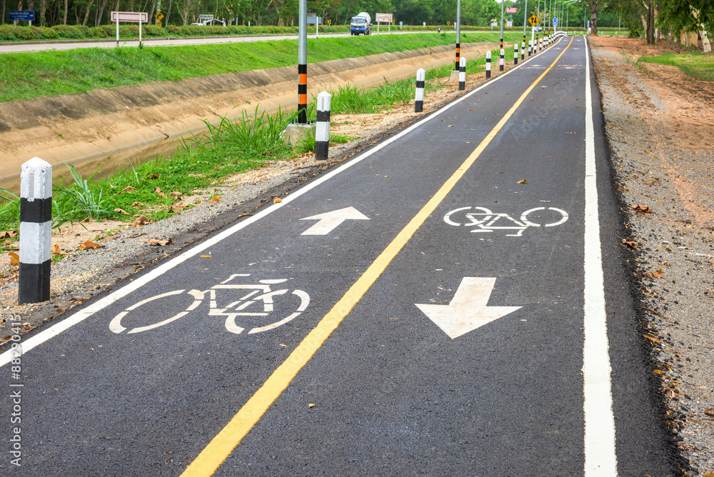 Obraz premium Bicycle road sign on asphalt.