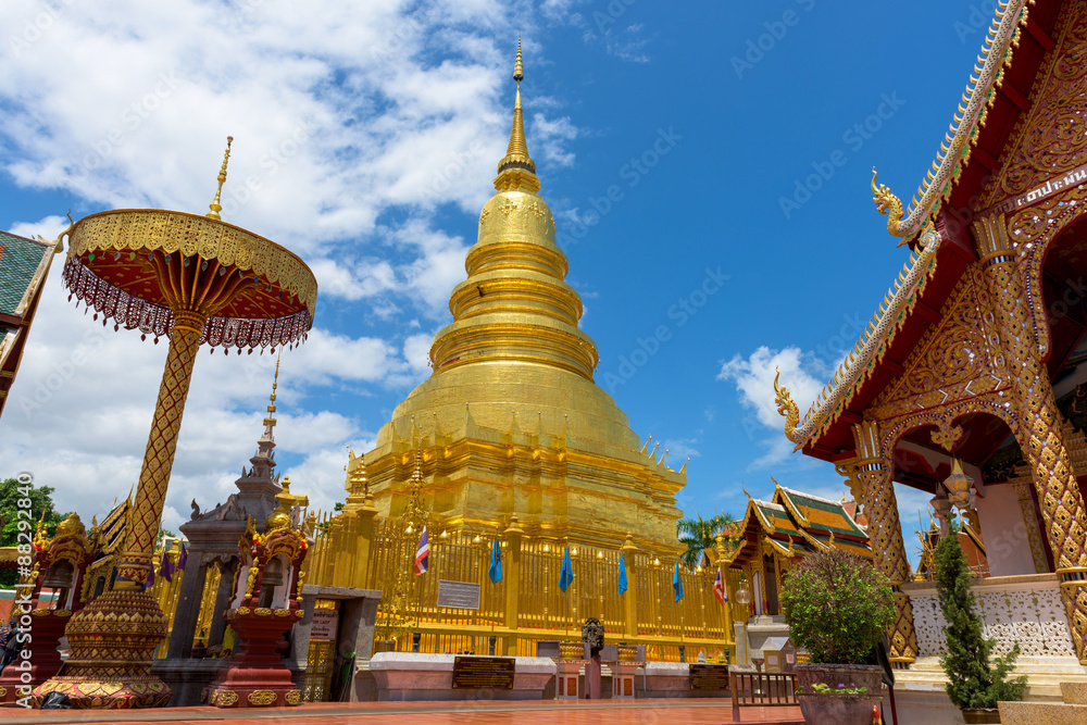 Fototapeta premium Wat Phra That Hariphunchai with blue sky in Lamphun Province, Th