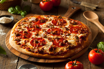 Fototapete Pizzeria Hausgemachte Pizza mit Fleischbelag  © Brent Hofacker