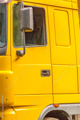 cabine jaune de camion