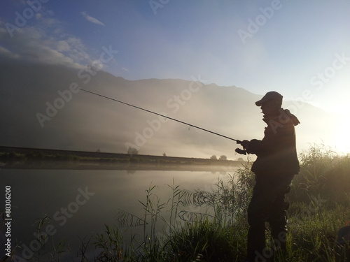 pescatore sul fiume all'alba