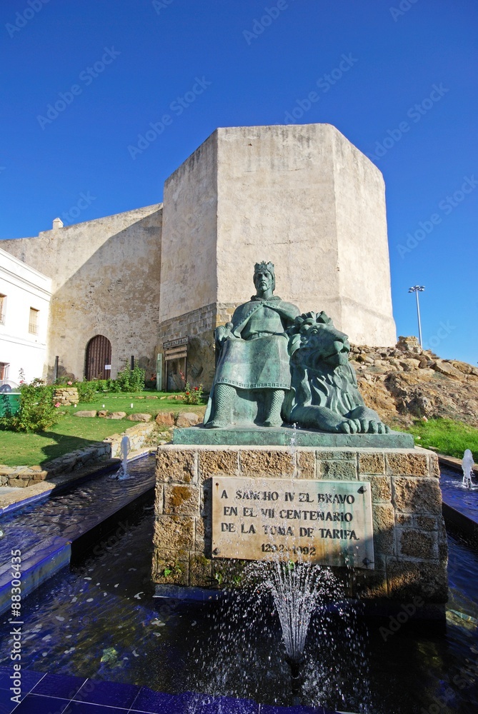 Obraz premium Tarifa castle and Sanch IV statue.