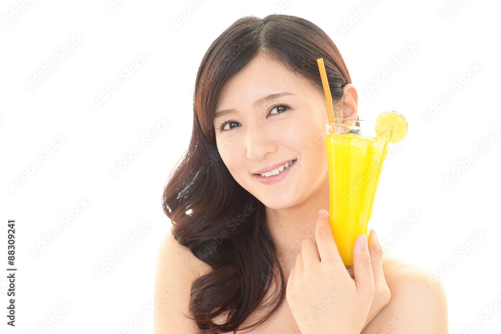 ジュースを飲む女性 ジュースを飲む女性