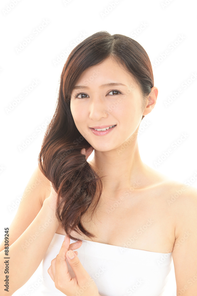 ヘアケアをする女性 ヘアケアをする女性
