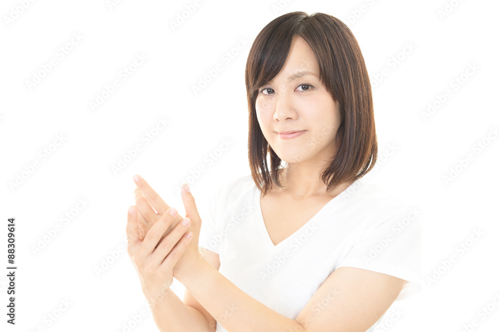 スキンケアをする女性 スキンケアをする女性